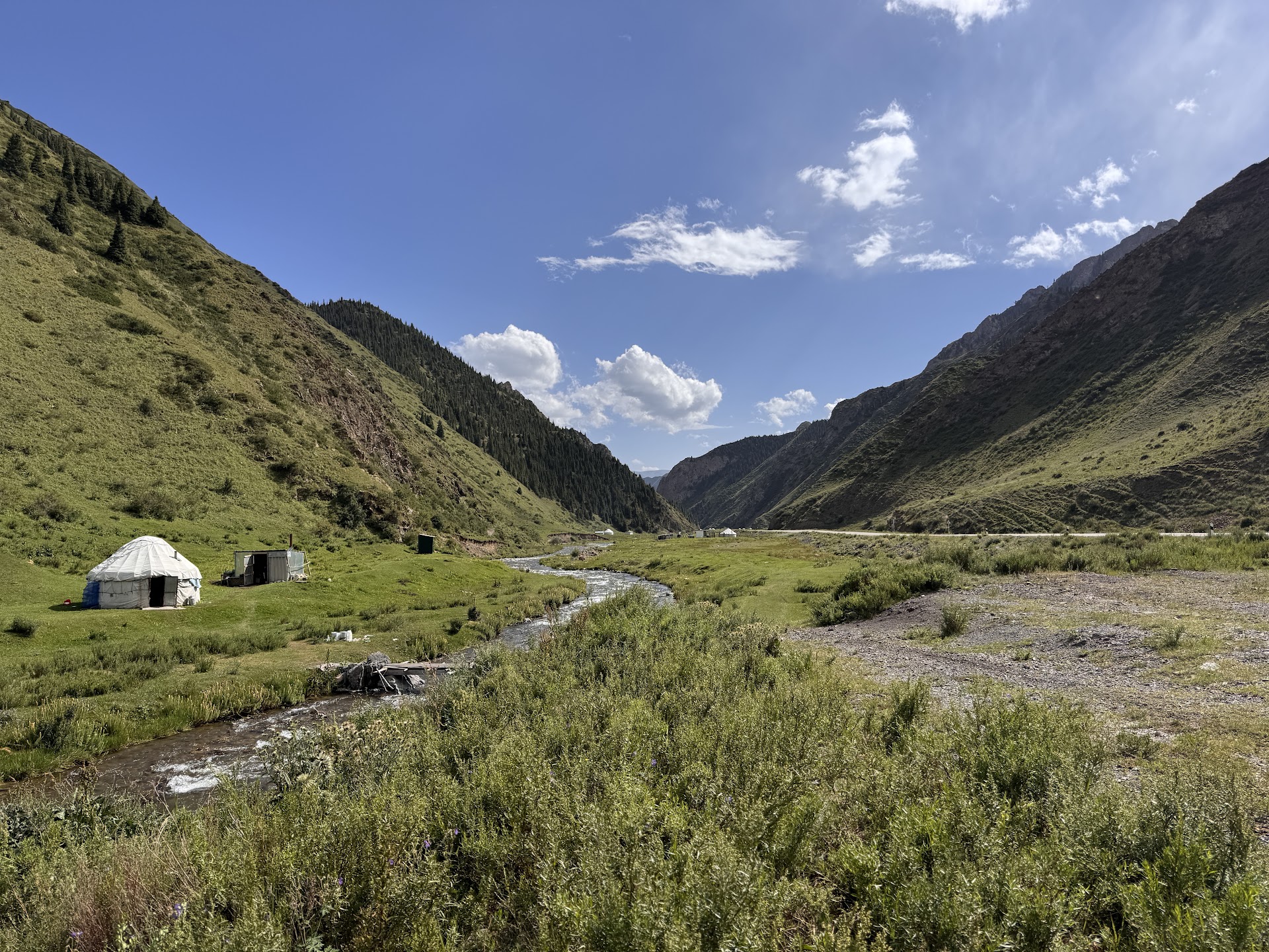 川沿いにユルタが並ぶキルギスの山岳風景